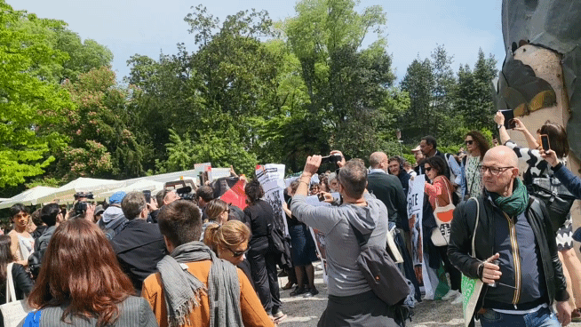 '비바 팔레스타인' 시위대 함성…이스라엘관 문 닫혀[2024베니스비엔날레]