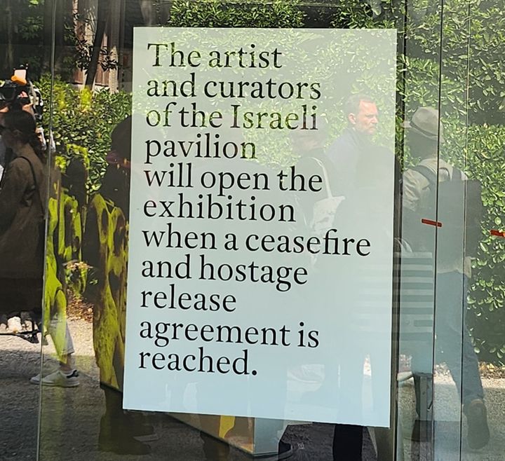 [베니스=뉴시스]박현주미술전문기자= 17일(현지시간) 베니스비엔날레 이스라엘 국가관 앞에 "이스라엘관의 작가와 큐레이터는 휴전과 인질 석방 합의가 이뤄지면 전시관을 열 것"이라는 안내문이 붙어 있다. 2024.4.17.hyun@newsis.com *재판매 및 DB 금지