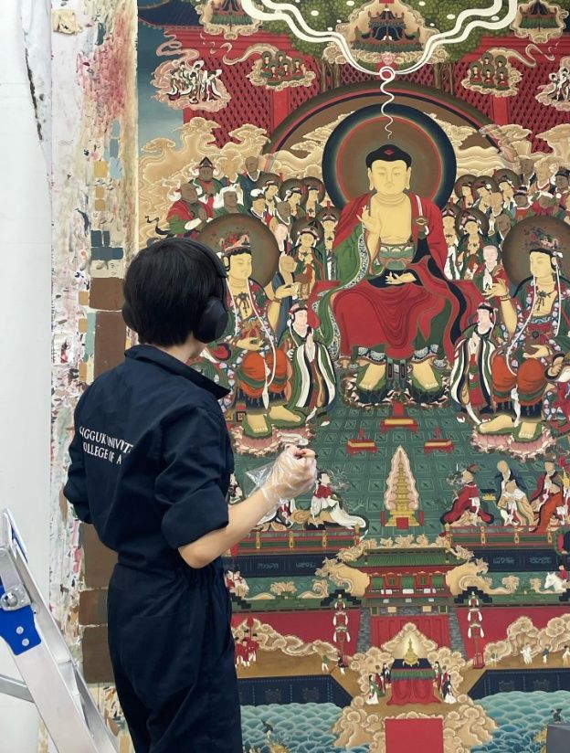 [서울=뉴시스] 김성문 작가가 졸업 작품인 '미륵하생경변상도'를 그리고 있는 모습 (사진= 김성문 작가 제공 ) 2024.4.18. photo@newsis.com *재판매 및 DB 금지