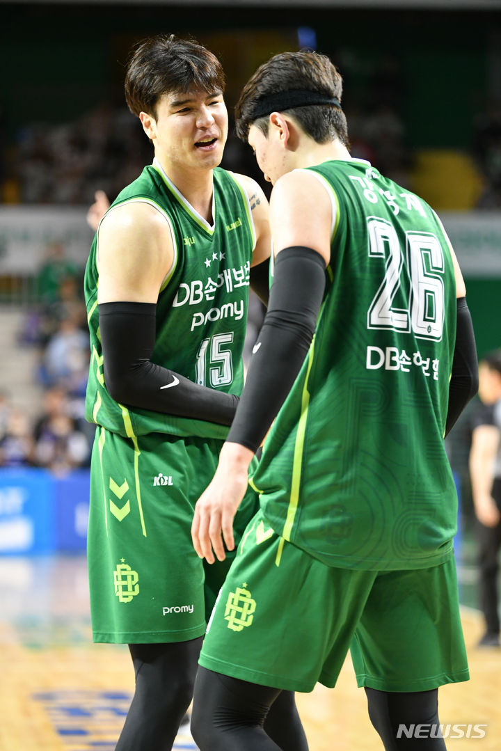 [서울=뉴시스] 프로농구 원주 DB 김종규(왼쪽)와 강상재 (사진 = KBL 제공)