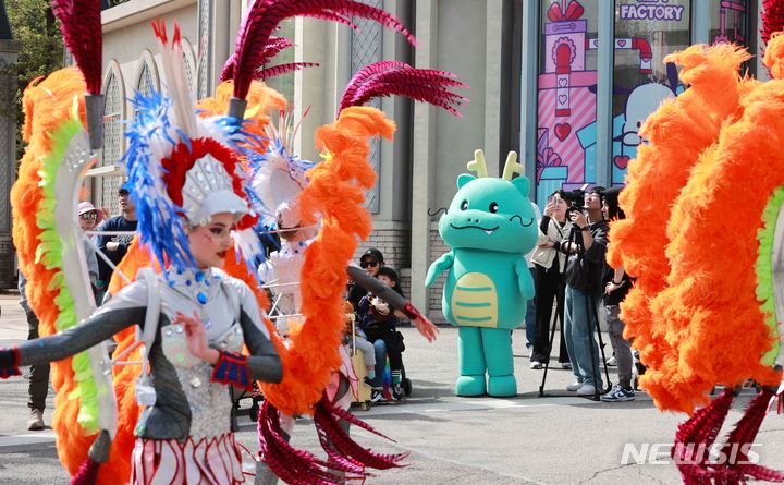 [용인=뉴시스] 용인시 공식 캐릭터 조아용이 에버랜드 카니발 퍼레이드 주인공으로 등장한다. (사진제공=용인시)