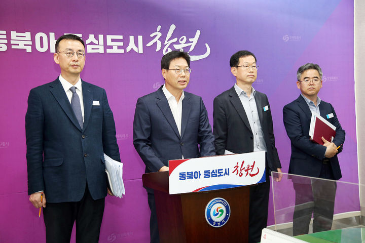 [창원=뉴시스] 서정국 경남 창원시 미래전략산업국장이 18일 창원국가산단 50주년 기념행사와 관련해 브리핑을 하고 있다. (사진=창원시청 제공). 2024.04.18. photo@newsis.com *재판매 및 DB 금지