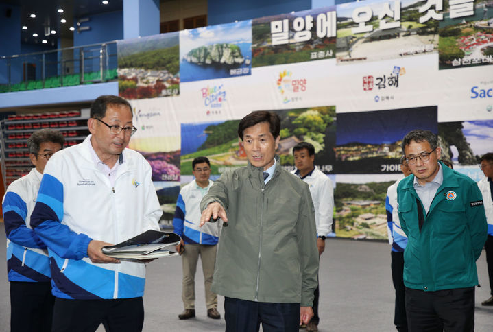 [밀양=뉴시스] 안병구 경남 밀양시장이 17일 오후 제63회 경상남도민체육대회가 열리는 배드민턴구장을 방문해 시설 관련 준비 사항을 점검하고 있다. (사진=밀양시 제공) 2024.04.18. photo@newsis.com  *재판매 및 DB 금지