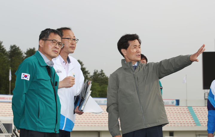 [밀양=뉴시스] 안병구 경남 밀양시장이 17일 오후 제63회 경상남도민체육대회가 열리는 밀양종합운동장을 방문해 시설 관련 준비 사항을 점검하고 있다. (사진=밀양시 제공) 2024.04.18. photo@newsis.com  *재판매 및 DB 금지