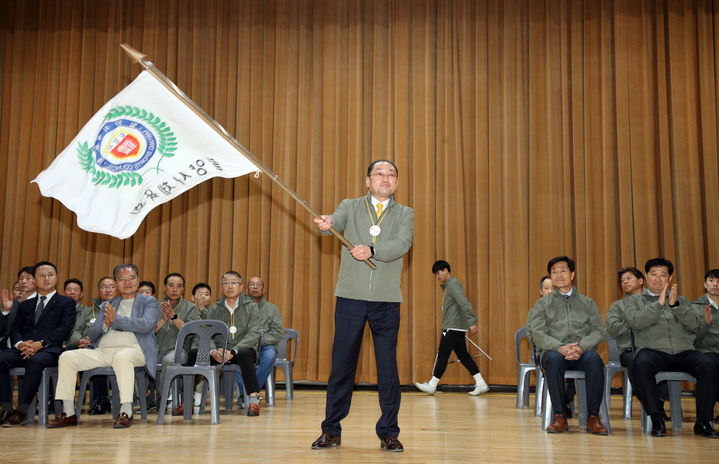 [밀양=뉴시스] 민경갑 밀양시체육회장이 제63회 경남도민체육대회 결단식에 참석해 시 체육회 깃발을 흔들고 있다. (사진=밀양시 제공) 2024.04.18. photo@newsis.com *재판매 및 DB 금지