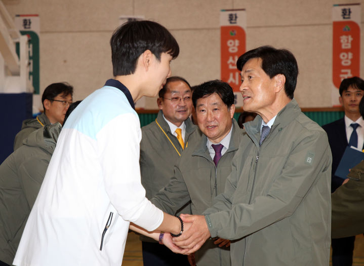 [밀양=뉴시스] 민경갑 밀양시체육회장이 제63회 경상남도민체육대회 결단식에 참석해 시 체육회 깃발을 흔들고 있다. (사진=밀양시 제공) 2024.04.18. photo@newsis.com *재판매 및 DB 금지