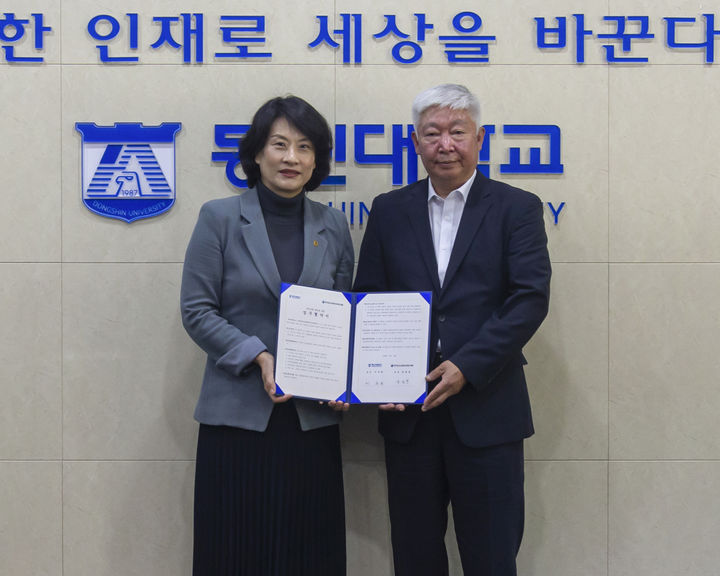 [나주=뉴시스] 18일 동신대학교 중앙도서관 1세미나실에서 이주희(사진 왼쪽) 동신대 총장과 양창완 전남교육청 나주도서관장이 한국어교원 양성 협약을 체결하고 있다. (사진 = 동신대 제공). 2024.04.18. photo@newsis.com *재판매 및 DB 금지