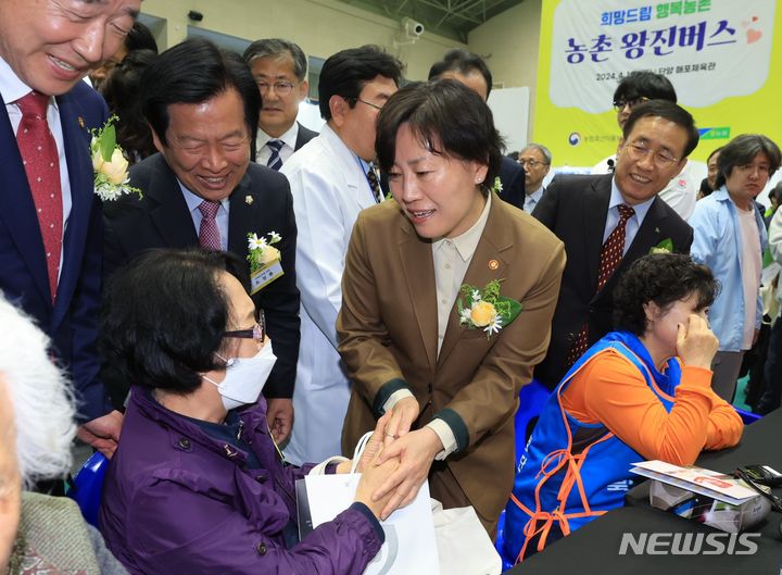 [세종=뉴시스]농림축산식품부는 농촌의 의료접근성 문제를 해결하기 위해 올해부터 농촌 마을로 찾아가는 '농촌 왕진버스 사업'을 시작했다.(사진=농식품부 제공)