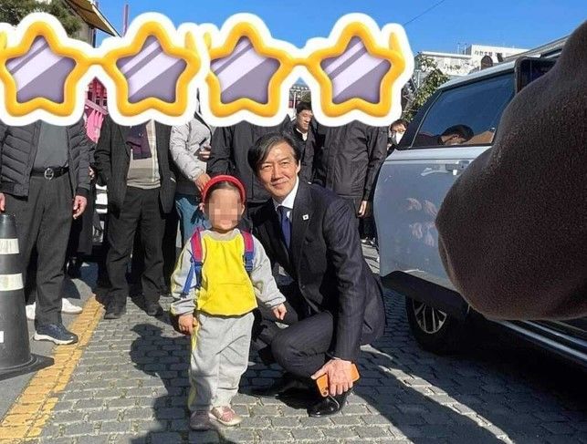 아이들과 사진 찍거나 사인해 줄 때 땅바닥에 무릎을 대고 있는 모습이 담겨있다(사진= 조용우 페이스북 갈무리) *재판매 및 DB 금지