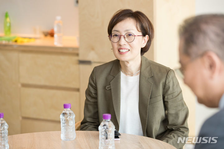 [서울=뉴시스] 과학기술정보통신부는 18일 오후 서울 동대문구 수림문화재단 허준이수학난제연구소에서 '이공계 활성화 대책 TF 2차 회의'를 열었다. 사진은 차담회에 참석한 김빛내리 서울대학교 석좌교수 (사진=과학기술정보통신부 제공)