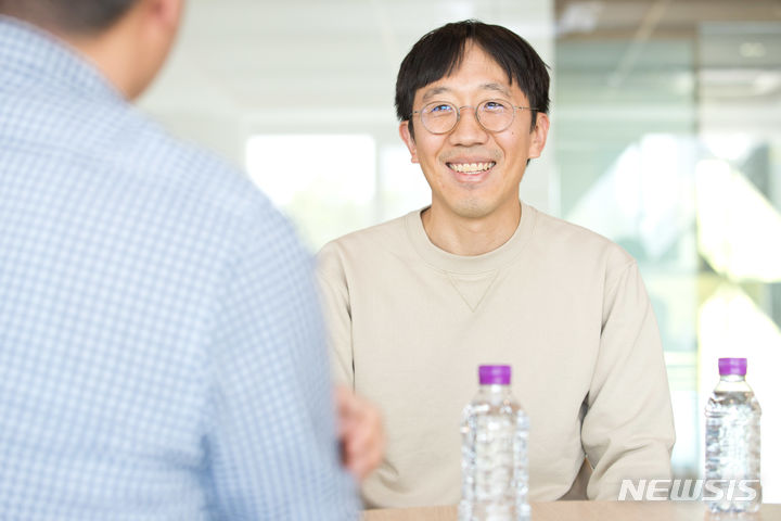 [서울=뉴시스] 과학기술정보통신부는 18일 오후 서울 동대문구 수림문화재단 허준이수학난제연구소에서 '이공계 활성화 대책 TF 2차 회의'를 열었다. 사진은 차담회에 참석한 허준이 고등과학원 석학교수 (사진=과학기술정보통신부 제공)