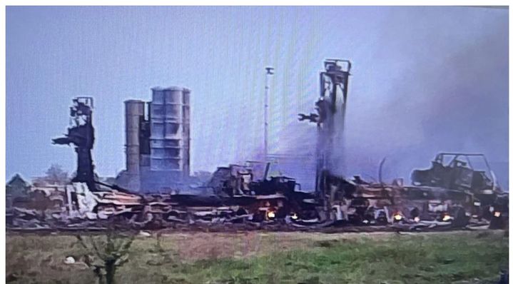 [서울=뉴시스] 지난 17일(현지시간) 크림반도 드잔코이의 러시아군 비행장 방공망이 타격을 입은 것으로 보이는 영상 화면. 현지 텔레그램 채널 'Crimean Wind'을 갈무리 한 키이우인디펜던트 웹사이트 보도 사진. *재배포 및 DB 금지. 2024.04.25.