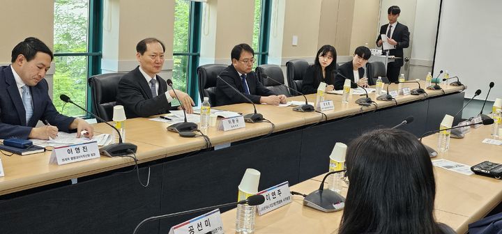 [서울=뉴시스] 이완규 법제처장(왼쪽 두번째)이 18일 오후 서울 영등포구 소재 한국시각장애인연합회(연합회)에서 시각장애인을 대상으로 국가법령정보센터(센터) 접근성을 개선하기 위한 간담회를 진행 중인 모습. (사진=법제처 제공) 2024.04.18. *재판매 및 DB 금지
