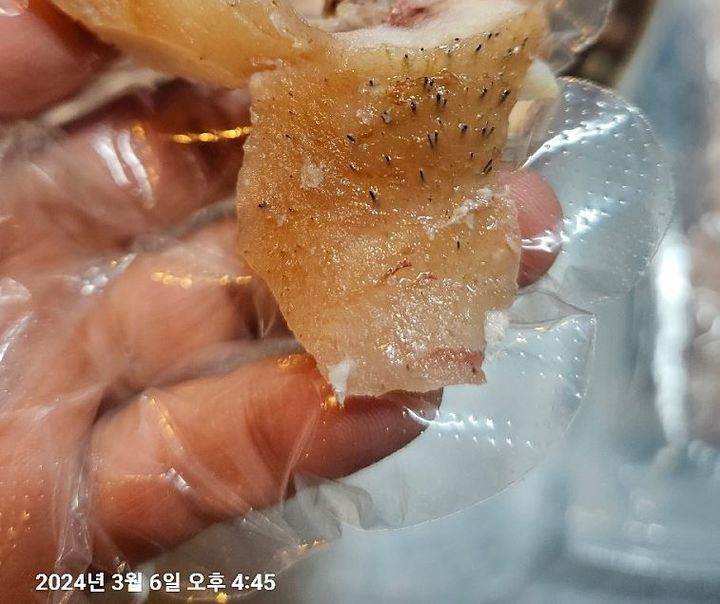 [서울=뉴시스]프랜차이즈 국밥집 점주가 본사에서 받은 고기의 상태가 좋지 않다며 하소연했다. (사진=온라인 커뮤니티 '아프니까 사장이다' 캡처) *재판매 및 DB 금지