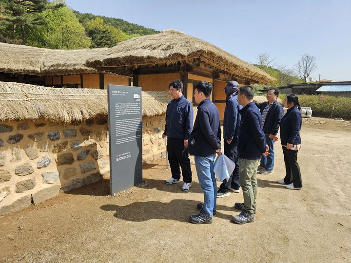 [인천=뉴시스] 강화사업소 직원들과 강화 이건창 선생 생가를 탐방하고 있다.  (사진=인천환경공단 제공) *재판매 및 DB 금지