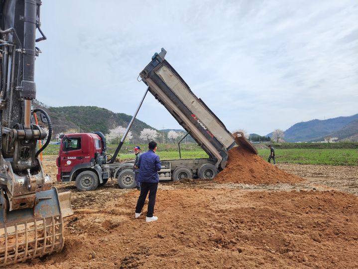 순창군이 농지 지력증진을 위해 '객토 공급사업'을 추진 중이다. 팔덕면 월곡리 일원 '군도 11호선(월곡~광암) 선형개선사업' 현장의 사토가 농지 객토로 공급되고 있다. *재판매 및 DB 금지