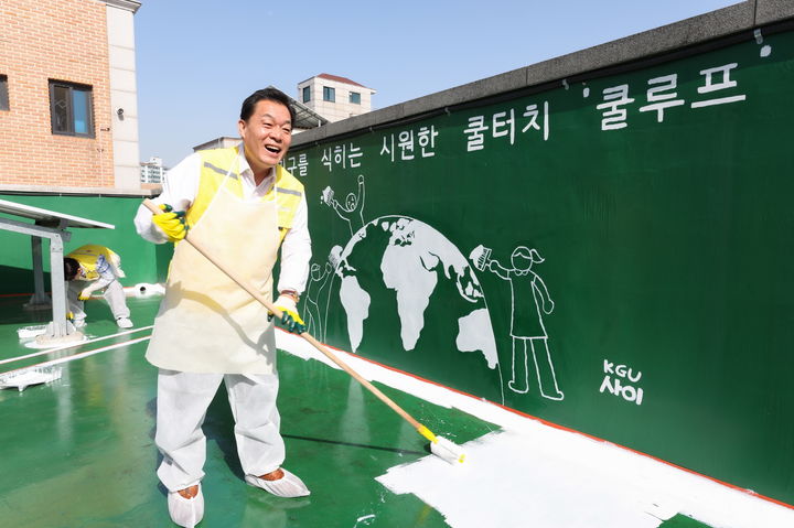 [수원=뉴시스] 이재준 경기 수원시장이 18일 권선구 곡반정경로당 옥상에서 태양광 반사·태양열 차단 효과가 있는 특수도료를 칠하는 등 쿨루프 시공에 나서고 있다. (사진=수원시 제공) 2024.04.18. photo@newsis.com *재판매 및 DB 금지