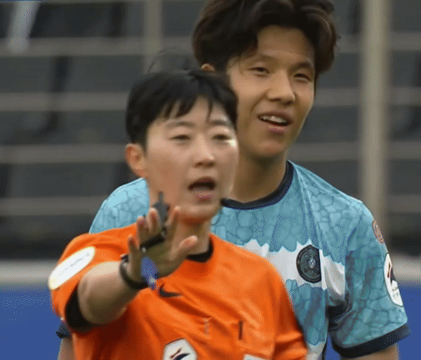 [서울=뉴시스] 한국 프로축구 2부 리그(K리그2)에서 한 선수가 반칙을 저지른 뒤 상대 선수와 다투다 이를 말리는 주심을 밀쳐 논란이 일고 있다. (사진=온라인 커뮤니티 보배드림 캡처) *재판매 및 DB 금지