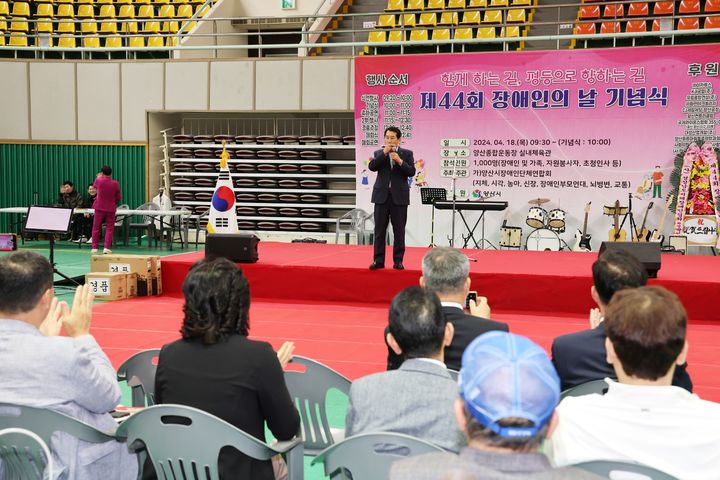 [양산=뉴시스] 나동연 시장이 제44회 장애인의 날 기념식에서 하모니카 특별공연을 하고 있다. (양산시 제공) 2024.04.18. photo@newsis.com *재판매 및 DB 금지