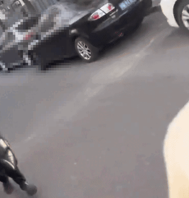 직접 촬영한 영상에는 그가 모르는 여성으로부터 도망가는 장면이 담겼다(사진= Douyin 갈무리) *재판매 및 DB 금지