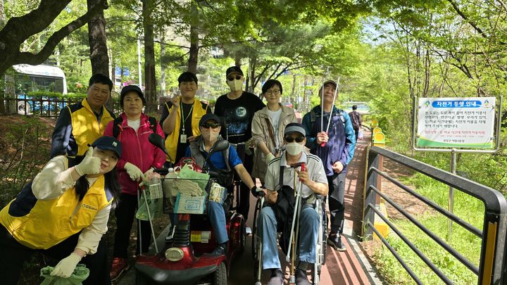[성남=뉴시스] 18일 오후 경기 성남시 한마음복지관에서 수인분당선 야탑역까지 장애인과 비장애인, 자원봉사자들이 함께 '모두의 환경' 플로깅 캠페인을 진행하고 있다. (사진=성남시 한마음복지관 제공) 2024.04.18. photo@newsis.com *재판매 및 DB 금지