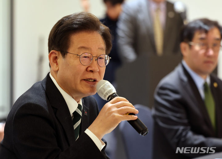 [인천=뉴시스] 전진환 기자 = 이재명 더불어민주당 대표가 18일 오전 제22대 인천지역 더불어민주당 국회의원 당선인 당정 간담회가 열린 인천 계양구 카리스호텔에서 참석자들에게 인사말을 하고 있다. 2024.04.18. amin2@newsis.com