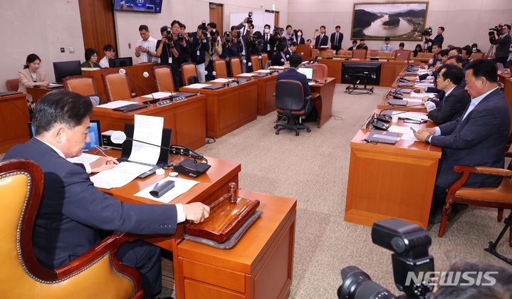 [서울=뉴시스] 이영환 기자 = 소병훈 농림축산식품해양수산위원장이 18일 오전 서울 여의도 국회에서 열린 전체회의에서 양곡관리법 일부개정법률안에 대한 본회의 부의 요구의 건 등 5건의 안건을 가결하며 의사봉을 두드리고 있다. 이날 전체회의는 여당 의원들이 불참한 가운데 야당 주도로 양곡관리법 일부개정법률안에 대한 본회의 부의 요구의 건, 농수산물 유통 및 가격안정에 관한 법률 일부개정법률안에 대한 본회의 부의 요구의 건 등 5건의 본회의 부의 요구의 건이 가결됐다. 2024.04.18. 20hwan@newsis.com