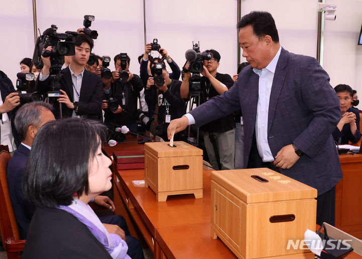 [서울=뉴시스] 이영환 기자 = 어기구 더불어민주당 간사가 18일 오전 서울 여의도 국회에서 열린 농림축산식품해양수산위원회 전체회의에서 양곡관리법 일부개정법률안에 대한 본회의 부의 요구의 건 등 5건의 안건에 대한 투표를 하고 있다.이날 전체회의는 여당 의원들이 불참한 가운데 야당 주도로 양곡관리법 일부개정법률안에 대한 본회의 부의 요구의 건, 농수산물 유통 및 가격안정에 관한 법률 일부개정법률안에 대한 본회의 부의 요구의 건 등 5건의 본회의 부의 요구의 건이 가결됐다. 2024.04.18. 20hwan@newsis.com