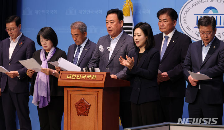 [서울=뉴시스] 이영환 기자 = 국회 농림축산식품해양수산위원회 더불어민주당 어기구 간사 및 의원들과, 윤미향 무소속 의원이 18일 서울 여의도 국회 소통관에서 농업민생 4법 본회의 부의 요구의 건 처리 관련 기자회견을 하고 있다. 이날 농림축산식품해양수산위원회 전체회의에서 여당 의원들이 불참한 가운데 야당 주도로 양곡관리법 일부개정법률안에 대한 본회의 부의 요구의 건, 농수산물 유통 및 가격안정에 관한 법률 일부개정법률안에 대한 본회의 부의 요구의 건 등의 안건이 가결됐다. 2024.04.18. 20hwan@newsis.com