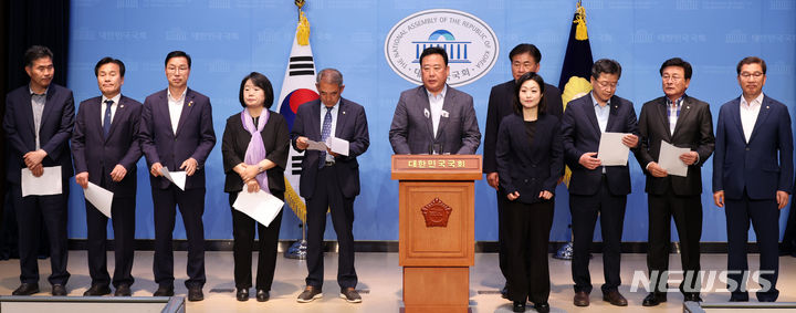 [서울=뉴시스] 이영환 기자 = 국회 농림축산식품해양수산위원회 더불어민주당 어기구 간사 및 의원들과, 윤미향 무소속 의원이 18일 서울 여의도 국회 소통관에서 농업민생 4법 본회의 부의 요구의 건 처리 관련 기자회견을 하고 있다. 이날 농림축산식품해양수산위원회 전체회의에서 여당 의원들이 불참한 가운데 야당 주도로 양곡관리법 일부개정법률안에 대한 본회의 부의 요구의 건, 농수산물 유통 및 가격안정에 관한 법률 일부개정법률안에 대한 본회의 부의 요구의 건 등의 안건이 가결됐다. 2024.04.18. 20hwan@newsis.com