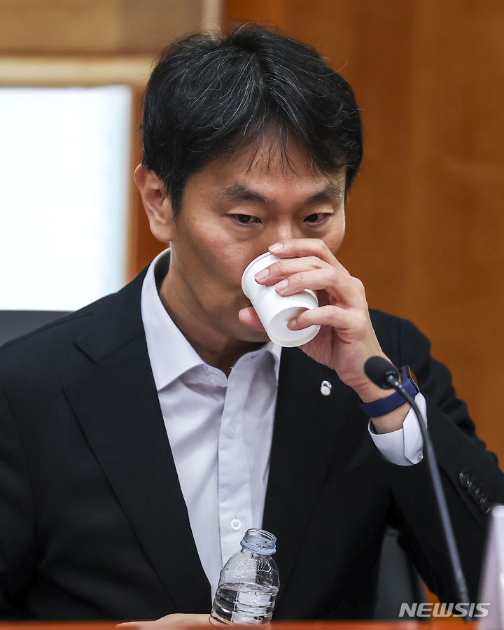 [서울=뉴시스] 정병혁 기자 = 이복현 금융감독원장이 18일 서울 영등포구 금융투자협회에서 열린 기업과 주주행동주의의 상생발전을 위한 간담회에서 물을 마시고 있다. 2024.04.18. jhope@newsis.com