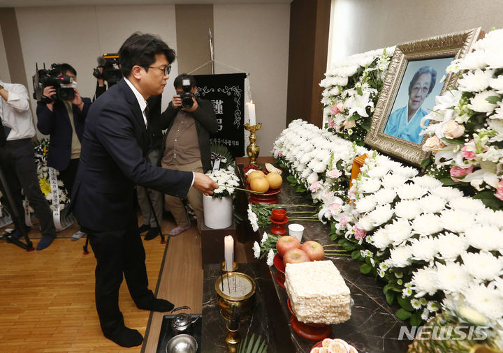 [서울=뉴시스] 추상철 기자 = 김준우 녹색정의당 상임대표가 18일 오전 서울 강동구 강동성심병원 장례식장에 마련된 박종철 열사 어머니 고 정차순 여사 빈소를 찾아 조문하고 있다. (공동취재) 2024.04.18. photo@newsis.com