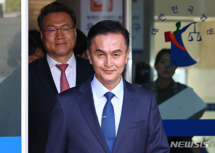 [서울=뉴시스] 황준선 기자 = 행정안전부 경찰국 설치에 반발해 '전국경찰서장회의'(총경 회의)를 주도해 정직 처분을 받은 류삼영 전 총경이 지난해 4월 서울 서초구 서울행정법원에서 열린 경찰청장을 상대로 낸 정직처분취소 소송 선고기일을 마치고 법원을 나서고 있다. 2024.04.18. hwang@newsis.com