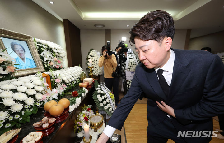 [서울=뉴시스] 추상철 기자 = 이준석 개혁신당 대표가 18일 오후 서울 강동구 강동성심병원 장례식장에 마련된 박종철 열사 어머니 고 정차순 여사 빈소를 찾아 조문하고 있다. (공동취재) 2024.04.18. photo@newsis.com