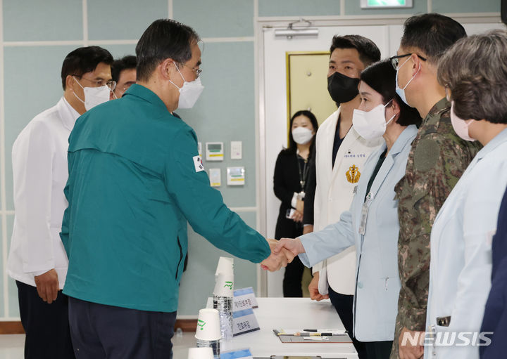 [성남=뉴시스] 김명원 기자 = 한덕수 국무총리가 18일 경기 성남시 국군수도병원을 방문해 현장점검에 나선 가운데 간담회에 앞서 관계자들을 격려하고 있다. 2024.04.18. kmx1105@newsis.com