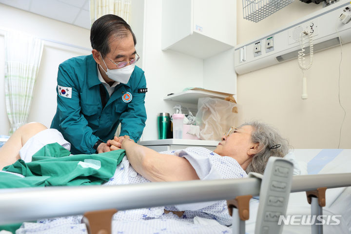 [성남=뉴시스] 김명원 기자 = 한덕수 국무총리가 18일 경기 성남시 국군수도병원을 방문해 현장점검에 나선 가운데 외상병동에 입원중인 환자를 위문하고 있다. 2024.04.18. photo@newsis.com