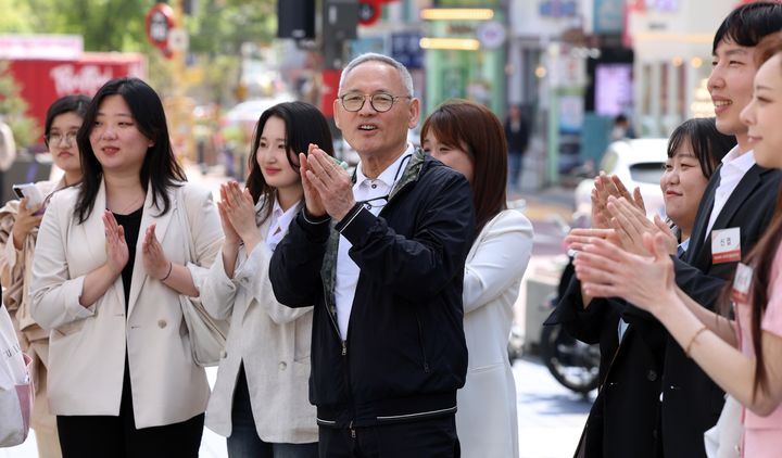 [서울=뉴시스] 유인촌 문화체육관광부 장관이 18일 청년예술인·문체부 청년 인턴과 함께 서울 마포구 청년 복합예술벨트 예정지인 홍대 레드로드에서 버스킹 공연을 관람하고 있다. (사진=문화체육관광부 제공) 2024.04.18. photo@newsis.com *재판매 및 DB 금지