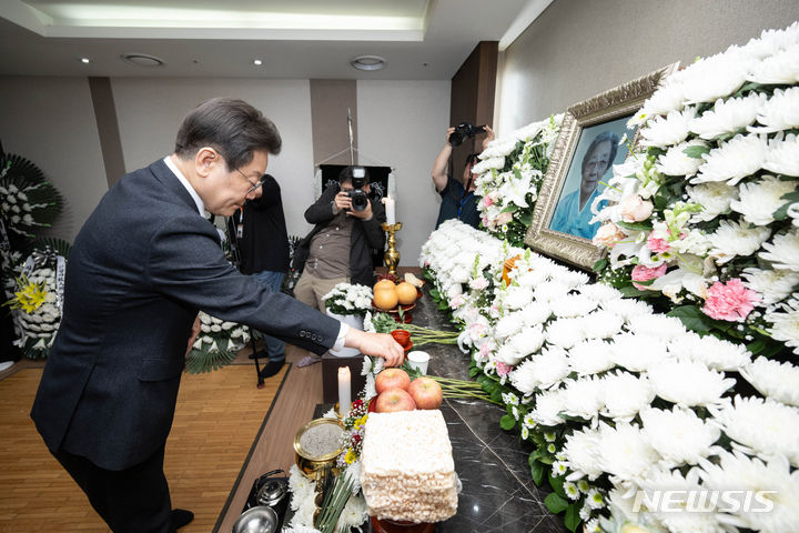 [서울=뉴시스] 추상철 기자 = 이재명 더불어민주당 대표가 18일 오후 서울 강동구 강동성심병원 장례식장에 마련된 박종철 열사 어머니 고 정차순 여사 빈소를 찾아 조문하고 있다. (공동취재) 2024.04.18. photo@newsis.com