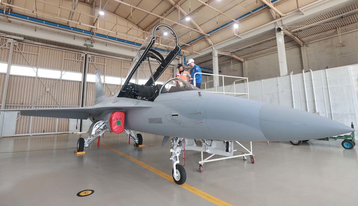 [서울=뉴시스] 최동준 기자 = 인덕근 산업통상자원부 장관이 18일 경남 사천시 한국항공우주산업을 방문해 FA-50을 살펴보고 있다. (사진=산업통상자원부 제공) 2024.04.18. photo@newsis.com *재판매 및 DB 금지