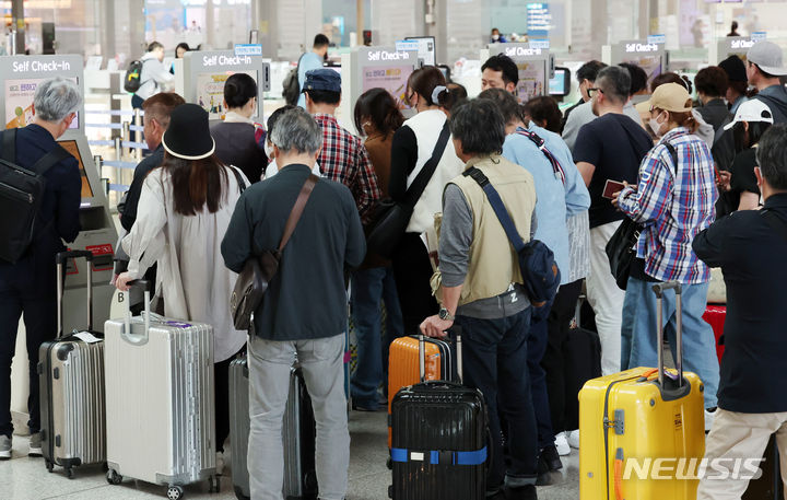 [인천공항=뉴시스] 조성우 기자 = 사진은 지난해 4월 8일 오후 인천국제공항 제1여객터미널 출국장에서 일본 후쿠오카행 승객이 셀프체크인을 하는 모습. 2024.04.18. xconfind@newsis.com
