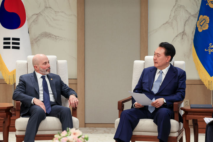 [서울=뉴시스] 윤석열 대통령이 18일 서울 용산 대통령실 청사에서 에반 그린버그 미한 재계회의 위원장을 접견하고 있다. (사진=대통령실 제공) 2024.04.18. photo@newsis.com *재판매 및 DB 금지