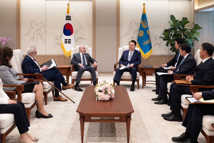 [서울=뉴시스] 윤석열 대통령이 18일 서울 용산 대통령실 청사에서 에반 그린버그 미한 재계회의 위원장을 접견하고 있다. (사진=대통령실 제공) 2024.04.18. photo@newsis.com *재판매 및 DB 금지
