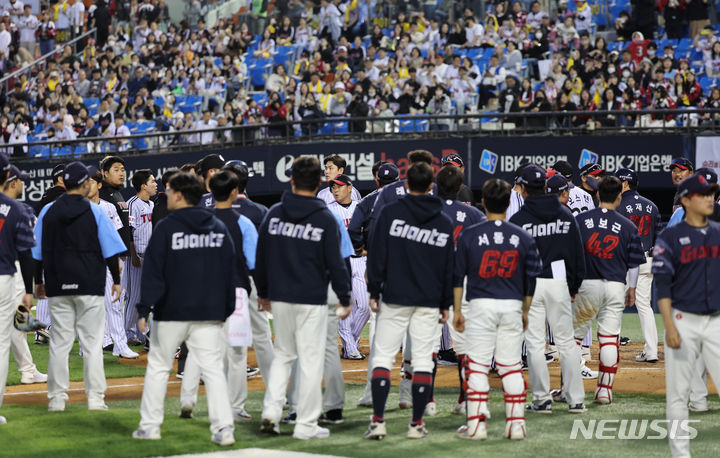 [서울=뉴시스] 김진아 기자 = 18일 오후 서울 잠실야구장에서 열린 2024 신한은행 SOL KBO리그 롯데 자이언츠와 LG 트윈스의 경기, 3회초가 종료된 뒤 롯데 황성빈과 LG선발 켈리의 신경전으로 벤치 클리어링이 일어나고 있다. 2024.04.18. bluesoda@newsis.com