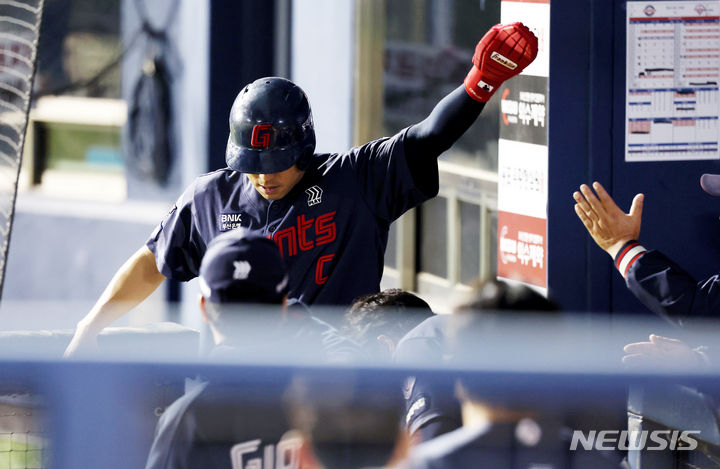 [서울=뉴시스] 김진아 기자 = 18일 오후 서울 잠실야구장에서 열린 2024 신한은행 SOL KBO리그 롯데 자이언츠와 LG 트윈스의 경기, 7회초 1사 2,3루 롯데 3루주자 전준우가 김민성의 희생플레이 때 득점, 더그아웃으로 들어오며 기뻐하고 있다. 2024.04.18. bluesoda@newsis.com
