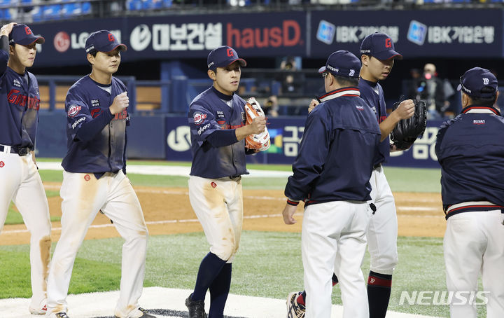 [서울=뉴시스] 김진아 기자 = 18일 오후 서울 잠실야구장에서 열린 2024 신한은행 SOL KBO리그 롯데 자이언츠와 LG 트윈스의 경기, 9:2로 승리한 롯데 김태형 감독이 선수들과 인사하고 있다. 2024.04.18. bluesoda@newsis.com