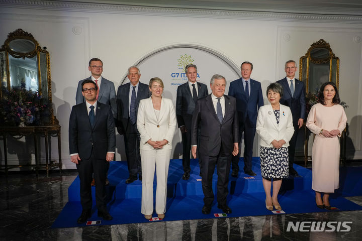 [카프리=AP/뉴시스]주요 7개국(G7) 외교장관들이 이스라엘이 이란에 대한 보복 공격에 나선 19일(현지시각) 모든 당사자가 추가적인 보복 행위를 중단해야 한다고 촉구했다. 사진은 이탈리아 카프리에서 열린 주요 7개국 외교장관회의 참석자들이 지난 18일 단체사진 촬영을 진행하고 있다. 2024.04.20.