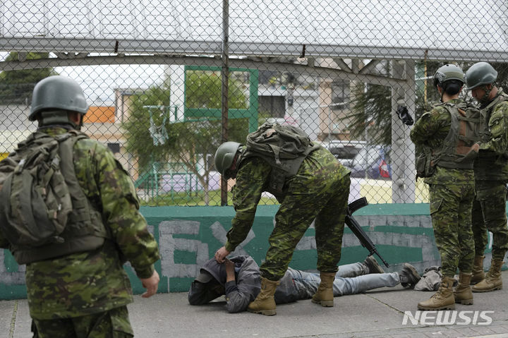 [키토=AP/뉴시스] 에콰도르 과야스주(州) 산타루시아의 한 나이트클럽에서 10일(현지 시간) 새벽 총격이 발생해 8명이 사망하고 3명이 부상했다고 AP통신이 당국자들을 인용해 보도했다. 사진은 지난해 4월 18일 에콰도르 키토에서 순찰 중이던 군인들이 한 남성을 검문하는 모습. 2025.08.11. 
