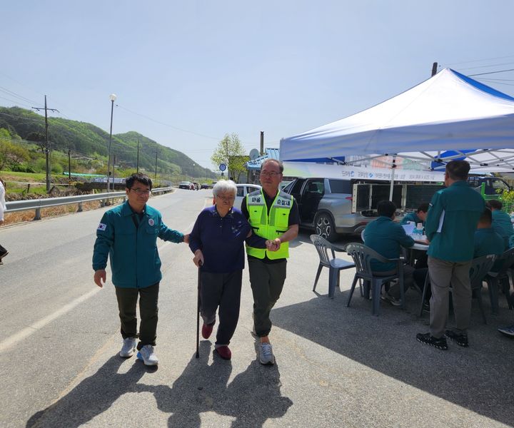 [안동=뉴시스] 지난 18일에는 봉화군 물야면 개단2리 마을회관에서 산사태 재난 대피 훈련이 진행되고 있다. (사진=경북도 제공) 2024.04.19 *재판매 및 DB 금지