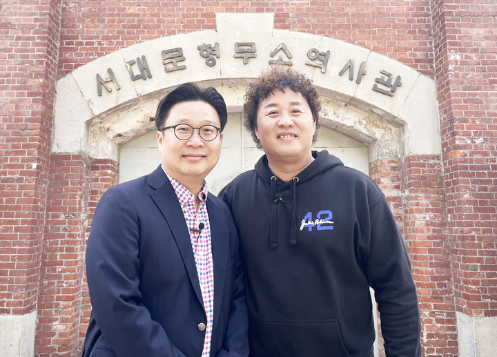 [서울=뉴시스] 장애청소년 '역사탐방' 영상 제작에 참여한 서경덕 성신여대 교수가 방송인 정준하 (사진=서경덕 교수팀 제공) 2024.04.19. photo@newsis.com *재판매 및 DB 금지