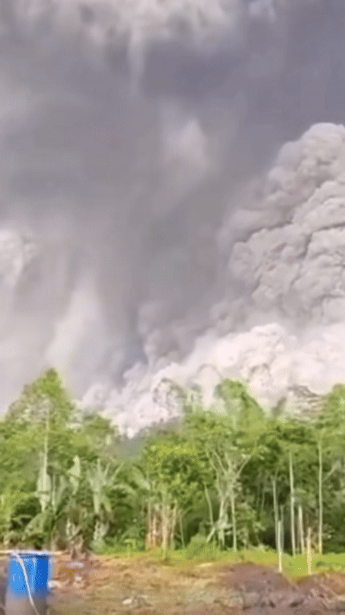 [서울=뉴시스] 인도네시아 술라웨시섬 북부 루앙 화산이 17일(현지시각) 분출해 인근 주민 약 1만1000명이 대피했다. 영상은 루앙 화산과 화산재. (영상=틱톡 갈무리) 2024.04.19. *재판매 및 DB 금지 *재판매 및 DB 금지